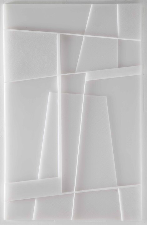 Relevo tátil bidimensional em resina acrílica branca da obra de Maurício Nogueira Lima, intitulada Composição número 2, 1952.