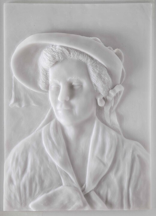 Relevo tátil bidimensional em resina acrílica branca da obra de Gino Bruno, intitulada A dama de chapéu, sem data.