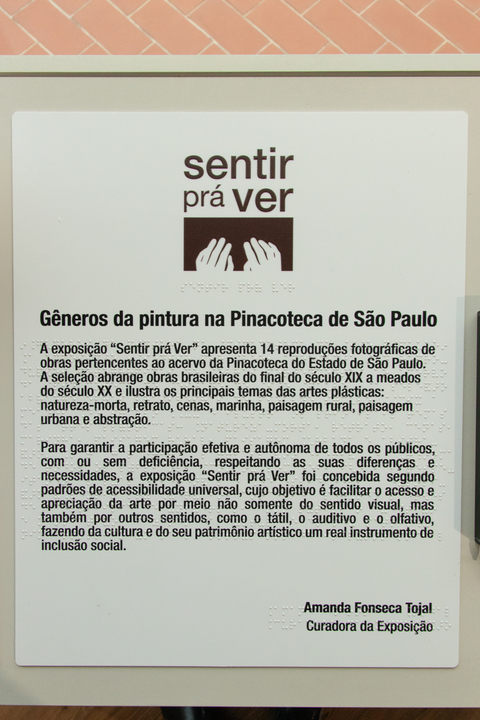 Imagem da placa em dupla leitura contendo o texto curatorial da exposição.
