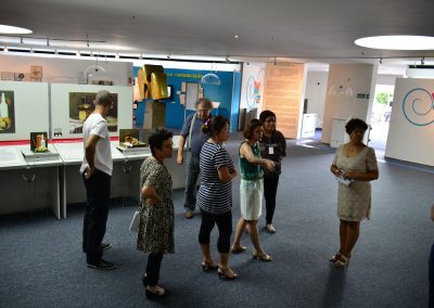 Grupo de educadores no espaço expositivo no Encontro de Formação.