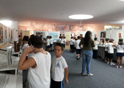 Grupo de estudantes da escola Abaco na exposição.