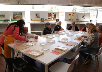 grupo idosos na mesa com materiais